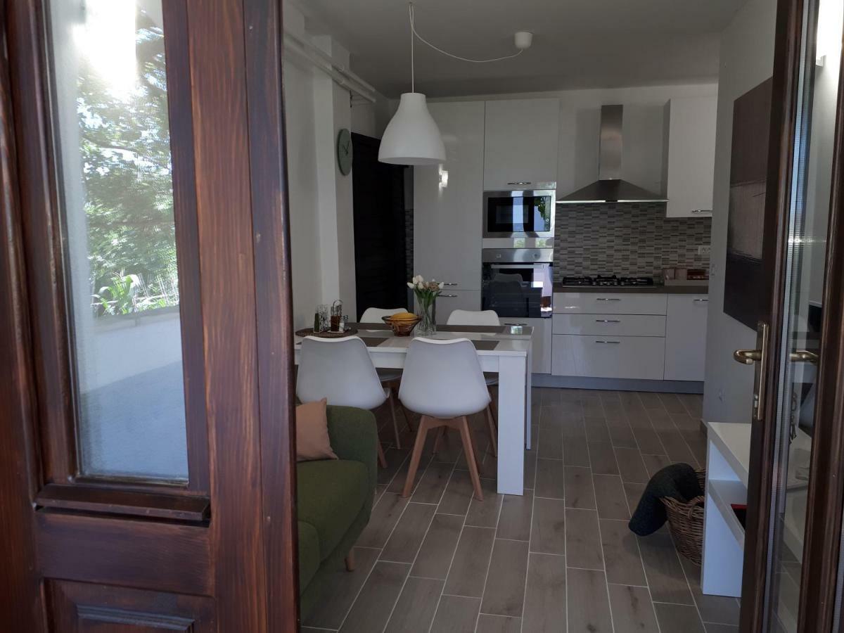 Zoe Apartment